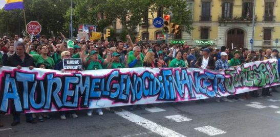 A la capçalera de la manifestació es lluïen moltes samarretes verdes de la PAH / Foto: João França